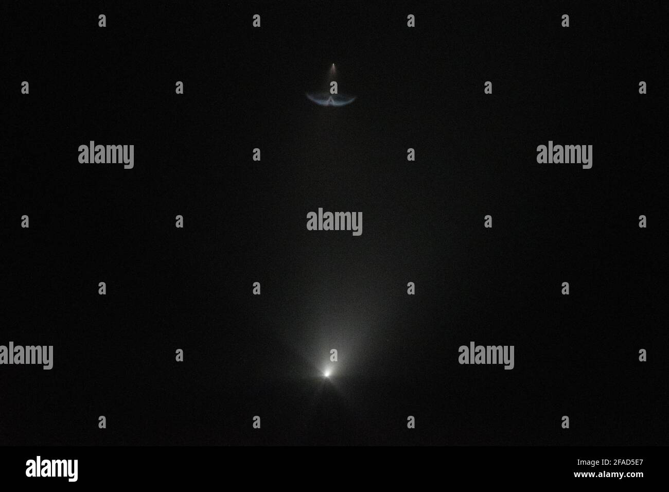 Die erste Stufe oben trennt sich von der SpaceX Falcon 9-Rakete unten, während der NASA-Mission SpaceX Crew-2 mit den NASA-Astronauten Shane Kimbrough und Megan McArthur, ESA-Astronaut Thomas Pesquet, zur Internationalen Raumstation (ISS), Und der Astronaut Akihiko Hoshide der Japan Aerospace Exploration Agency (JAXA) an Bord, am Freitag, den 23. April 2021, im Kennedy Space Center der NASA in Florida. Die NASA-Mission SpaceX Crew-2 ist die zweite Rundungsmission der Raumsonde SpaceX Crew Dragon und der Falcon 9-Rakete zur Internationalen Raumstation im Rahmen der Commerci-Agentur Stockfoto