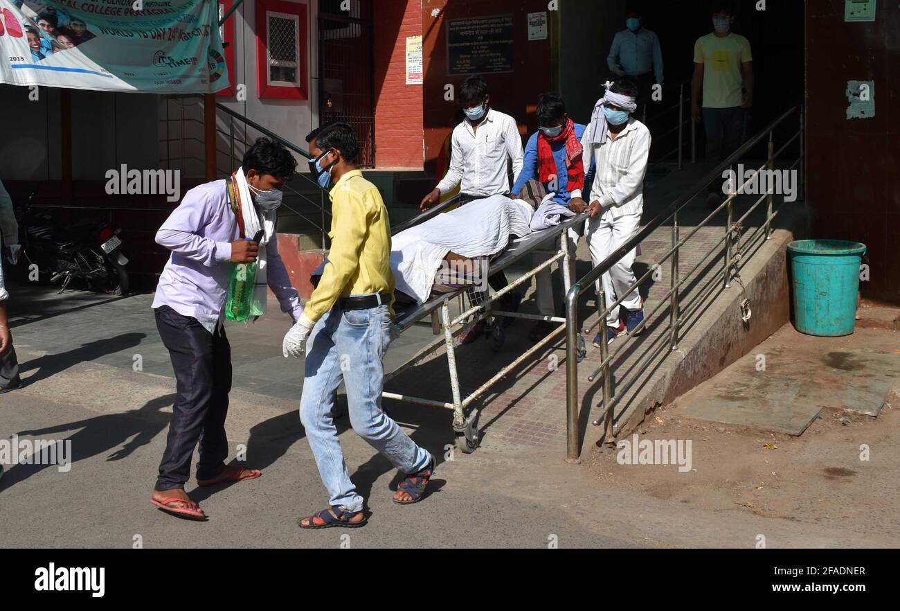 Allahabad, Uttar Pradesh, Indien. April 2021. Prayagraj: Familienmitglieder, die am Freitag, den 23. April 2021, COVID19-Patienten in EIN Covid-Krankenhaus in Prayagraj tragen. Quelle: Prabhat Kumar Verma/ZUMA Wire/Alamy Live News Stockfoto