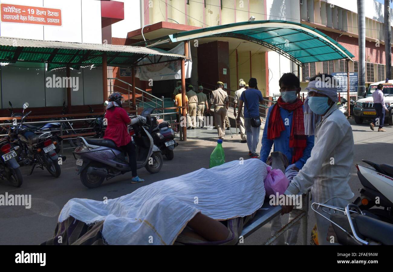 Allahabad, Uttar Pradesh, Indien. April 2021. Prayagraj: Familienmitglieder des Opfers COVID19 warten am Freitag, dem 23. April 2021, auf einen Krankenwagen in Prayagraj. Quelle: Prabhat Kumar Verma/ZUMA Wire/Alamy Live News Stockfoto