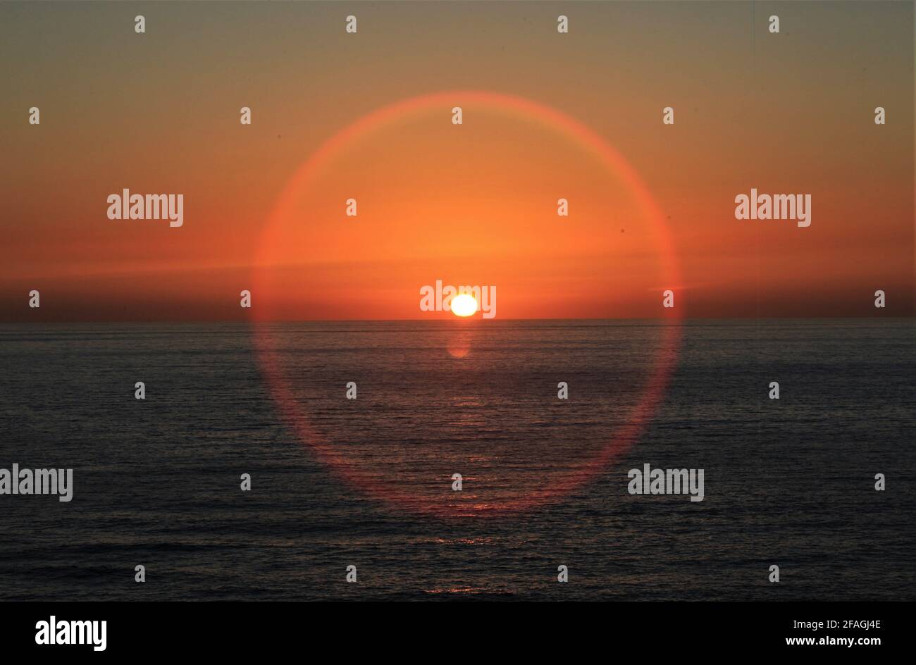 (210423) -- BEIRUT, 23. April 2021 (Xinhua) -- EIN Sonnenhalo ist bei Sonnenuntergang in Beirut, Libanon, am 22. April 2021 abgebildet. (Xinhua/Liu Zongya) Stockfoto