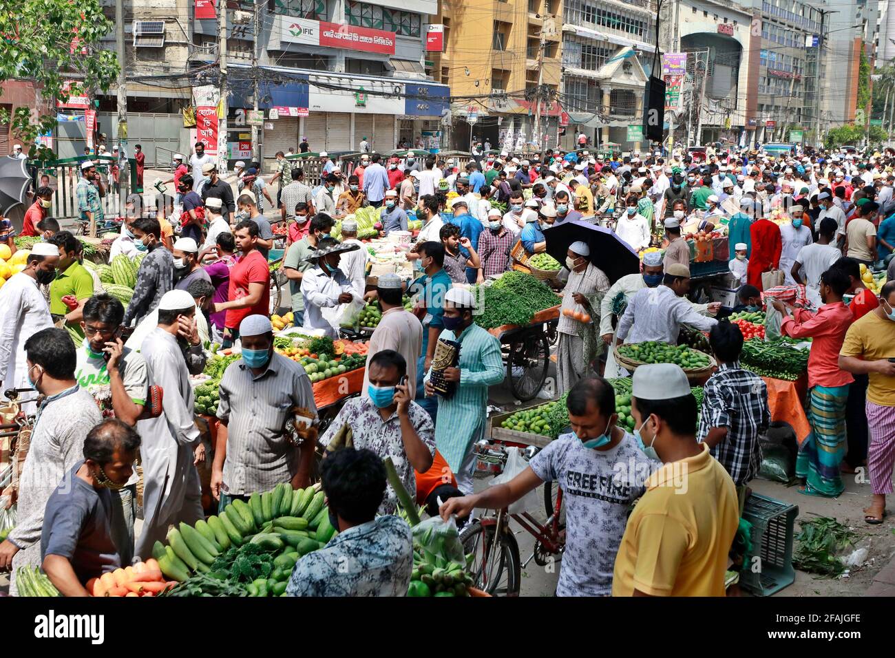 Dhaka, Bangladesch - 23. April 2021: Menschenmassen, um Gemüse und Obst von Straßenhändlern im Naya Paltan der Hauptstadt zu kaufen, nach Freitagsgebeten A Stockfoto