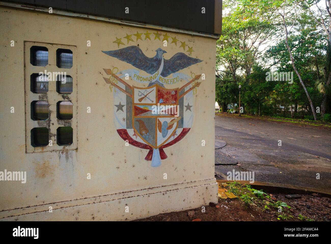 Wandgemälde mit Banner und Text auf dem alten Polizeirevier in der Stadt Gamboa, Provinz Colon, Republik Panama, Mittelamerika. Stockfoto