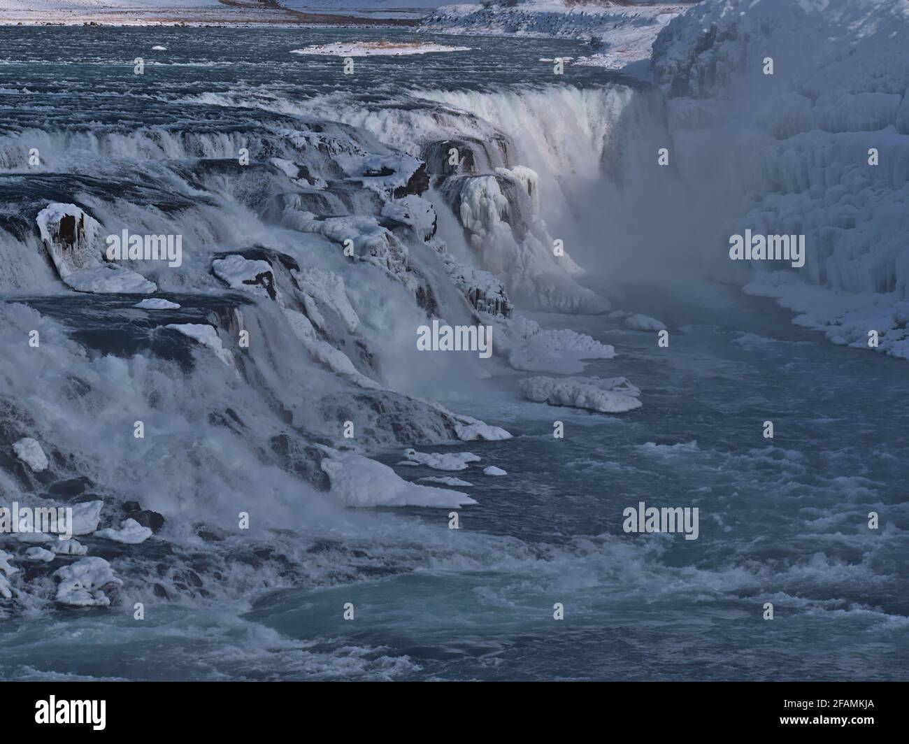 Atemberaubende Nahaufnahme der oberen Kaskade des Gullfoss Wasserfalls im Südwesten Islands, Teil des berühmten Goldenen Kreises, in der Wintersaison mit Spray. Stockfoto