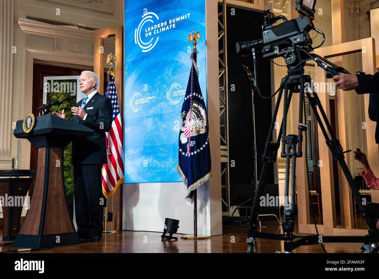 Präsident Joe Biden hält Bemerkungen während âÂ € ÂœSession 5: The Economic Opportunities of Climate ActionâÂ € Â des virtuellen Leaders Summit on Climate, im East Room des Weißen Hauses in Washington DC am 23. April 2021. Stockfoto
