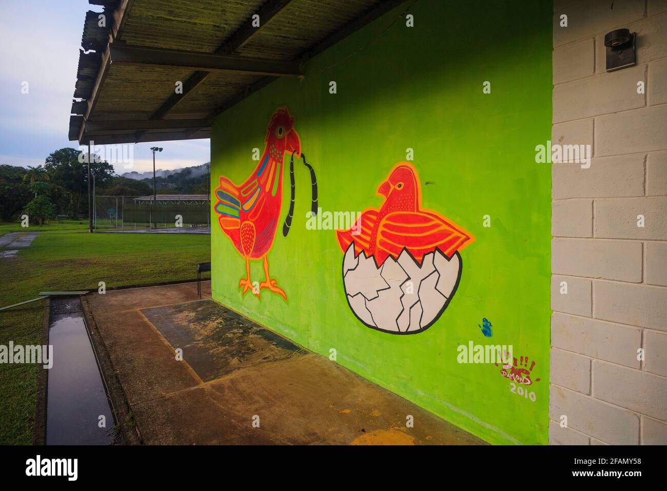 Wandmalerei auf der Gamboa Discovery School in der Stadt Gamboa, Provinz Colon, Republik Panama. Stockfoto