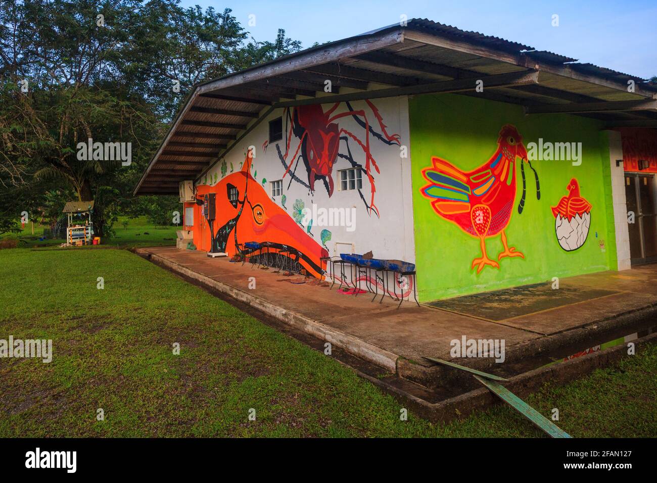 Wandmalerei auf der Gamboa Discovery School in der Stadt Gamboa, Provinz Colon, Republik Panama. Stockfoto