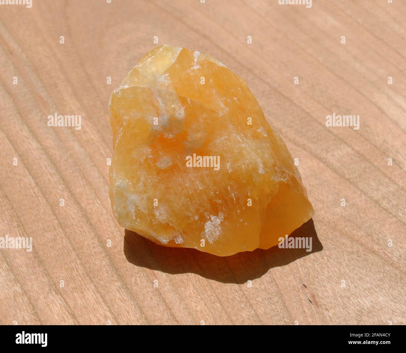 Ein großes Stück roher goldener Calcitstein Stockfoto