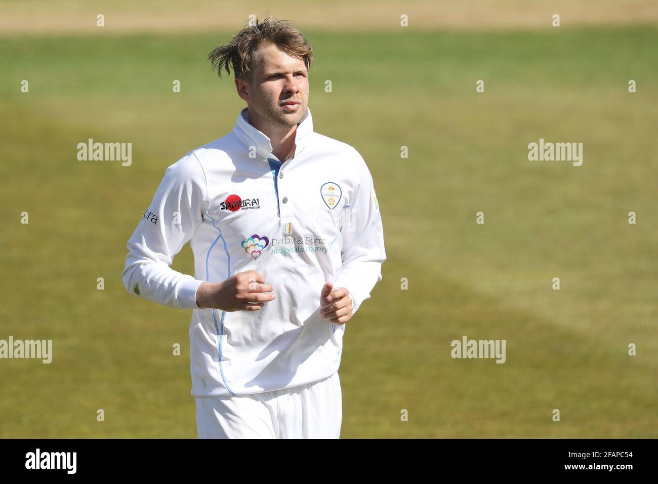 CHESTER LE STREET, GROSSBRITANNIEN. 23. APRIL Matt Crickley aus Derbyshire während des LV= Insurance County Championship-Spiels zwischen dem Durham County Cricket Club und dem Derbyshire County Cricket Club im Emirates Riverside, Chester le Street am Freitag, 23. April 2021. (Quelle: Robert Smith) Quelle: MI News & Sport /Alamy Live News Stockfoto
