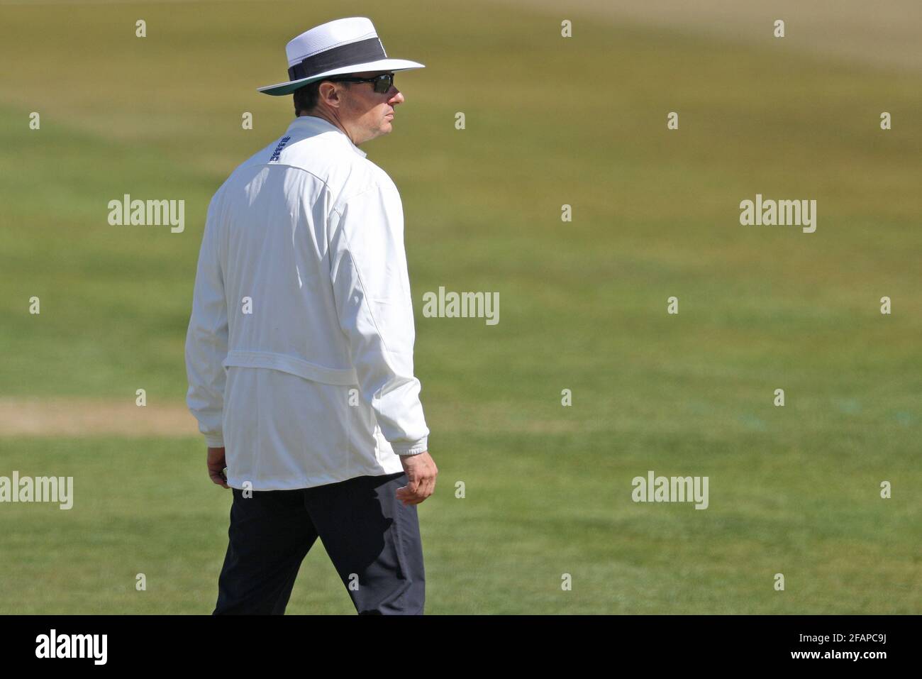 CHESTER LE STREET, GROSSBRITANNIEN. 23. APRIL Umpire Richard Kettleborough während des LV= Insurance County Championship-Spiels zwischen dem Durham County Cricket Club und dem Derbyshire County Cricket Club im Emirates Riverside, Chester le Street am Freitag, 23. April 2021. (Quelle: Robert Smith) Quelle: MI News & Sport /Alamy Live News Stockfoto