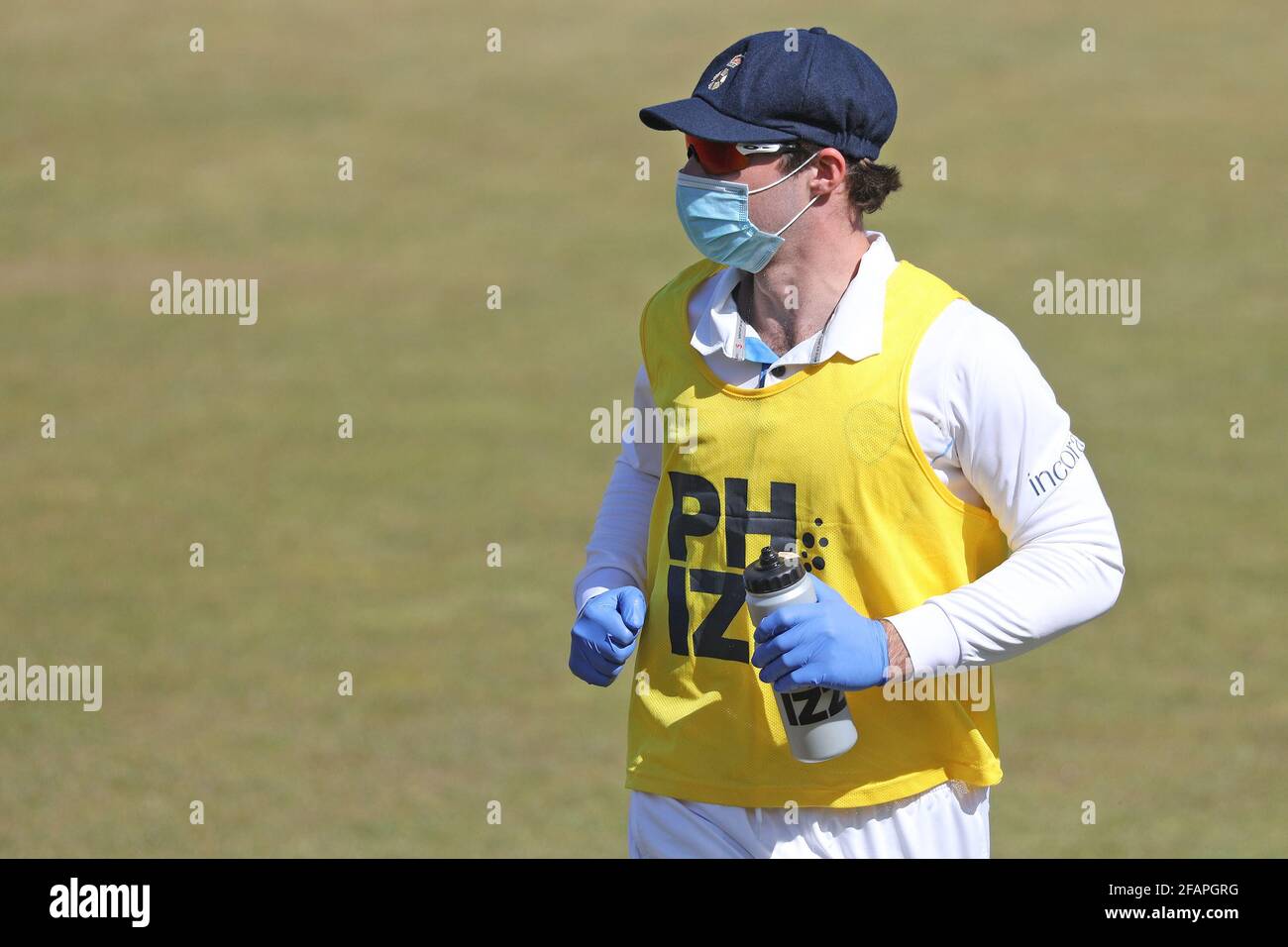 CHESTER LE STREET, GROSSBRITANNIEN. 23. APRIL Michael Cohen aus Derbyshire zum 12. Mann trägt PSA zum Schutz vor der Übertragung des Coronavirus während des LV= Insurance County Championship-Spiels zwischen dem Durham County Cricket Club und dem Derbyshire County Cricket Club in Emirates Riverside, Chester le Street am Freitag, 23. April 2021. (Quelle: Robert Smith) Quelle: MI News & Sport /Alamy Live News Stockfoto