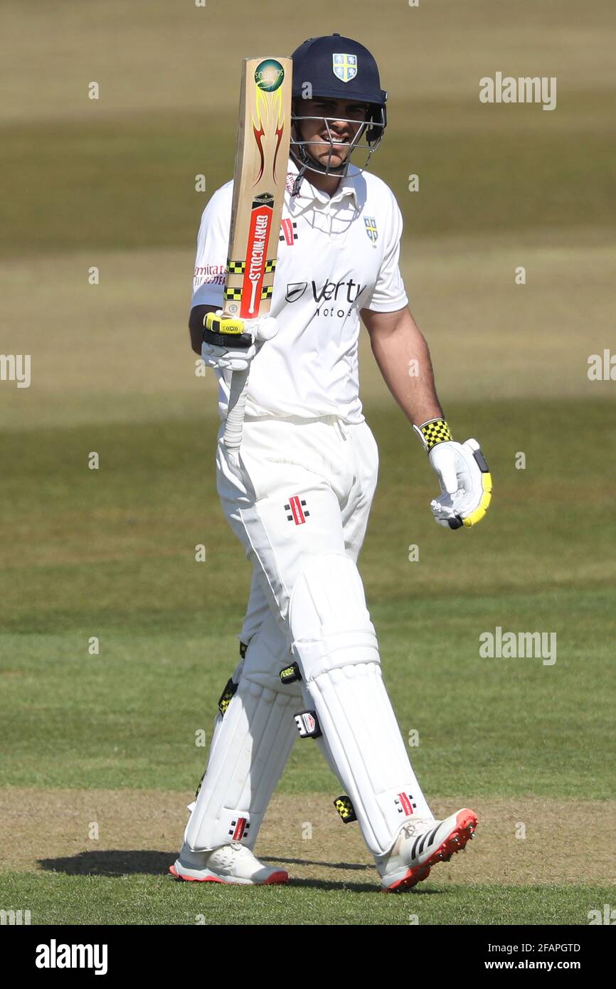 CHESTER LE STREET, GROSSBRITANNIEN. 23. APRIL David Bedingham aus Durham feiert seine 250 während des LV= Insurance County Championship-Spiels zwischen dem Durham County Cricket Club und dem Derbyshire County Cricket Club am 23. April 2021 in Emirates Riverside, Chester le Street. (Quelle: Robert Smith) Quelle: MI News & Sport /Alamy Live News Stockfoto