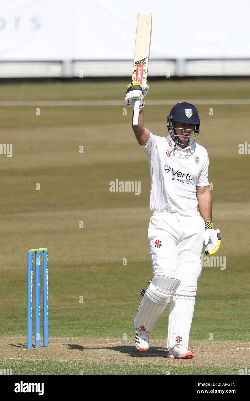 CHESTER LE STREET, GROSSBRITANNIEN. 23. APRIL David Bedingham aus Durham feiert seine 250 während des LV= Insurance County Championship-Spiels zwischen dem Durham County Cricket Club und dem Derbyshire County Cricket Club am 23. April 2021 in Emirates Riverside, Chester le Street. (Quelle: Robert Smith) Quelle: MI News & Sport /Alamy Live News Stockfoto