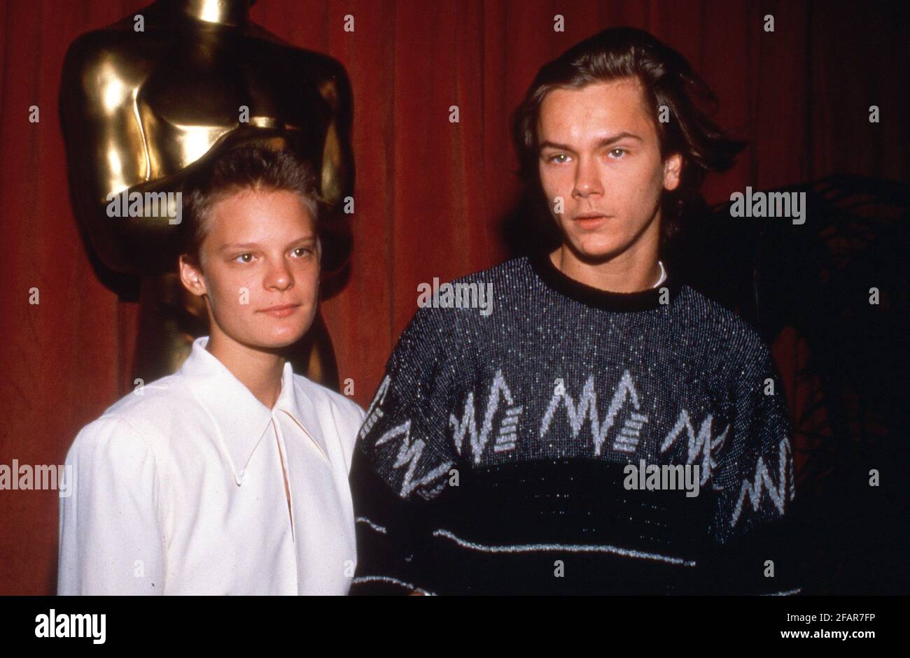 River Phoenix und Martha Plimpton, die am 21. März 1989 im Beverly Hilton Hotel in Beverly Hills, Kalifornien, an den 61. Annual Academy Awards nominierten Mittagessen teilnahmen. Quelle: Ralph Dominguez/MediaPunch Stockfoto