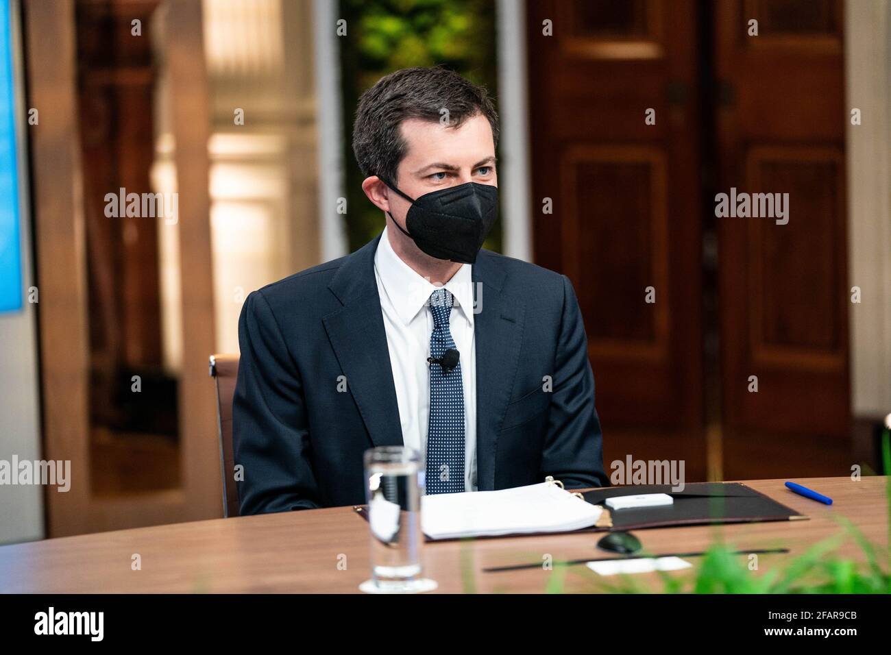 Washington, Usa. April 2021. Verkehrsminister Pete Buttigieg hört zu, wie Präsident Joe Biden am Freitag, den 23. April 2021, während der "Session 5: The Economic Opportunities of Climate Action" des virtuellen Leaders Summit on Climate, im East Room des Weißen Hauses in Washington, DC, die Rede hält. Pool Foto von Anna Moneymaker/UPI Kredit: UPI/Alamy Live News Stockfoto