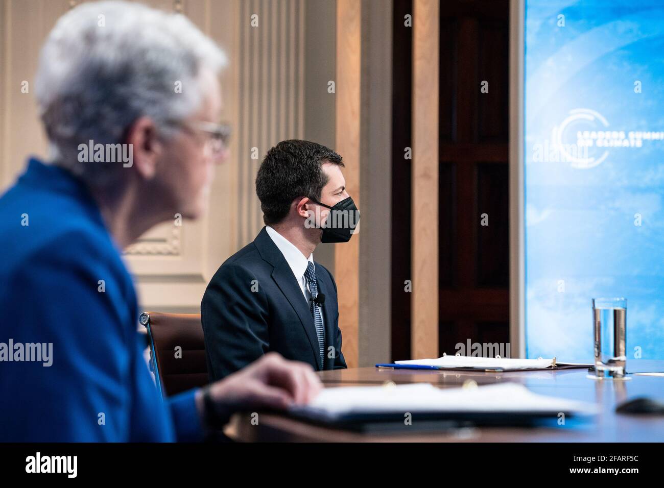 Verkehrsminister Pete Buttigieg hört zu, wie Präsident Joe Biden am Freitag, den 23. April 2021, während der "Session 5: The Economic Opportunities of Climate Action" des virtuellen Leaders Summit on Climate, im East Room des Weißen Hauses in Washington, DC, die Rede hält. Poolfoto von Anna Moneymaker/UPI Stockfoto