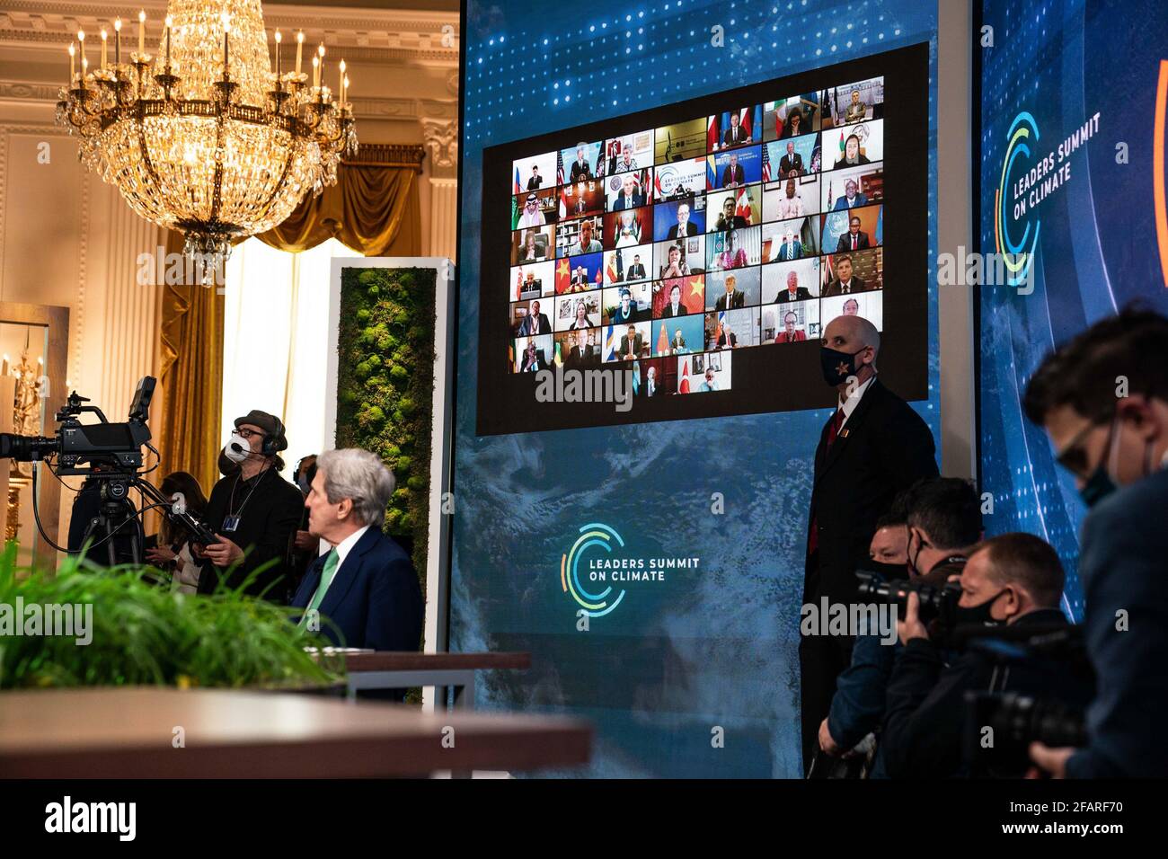 Weltführer werden auf einem Bildschirm im Ostsaal des Weißen Hauses während des virtuellen Klimagipfels der Staats- und Regierungschefs am Freitag, dem 23. April 2021 in Washington, DC, angezeigt. Poolfoto von Anna Moneymaker/UPI Stockfoto