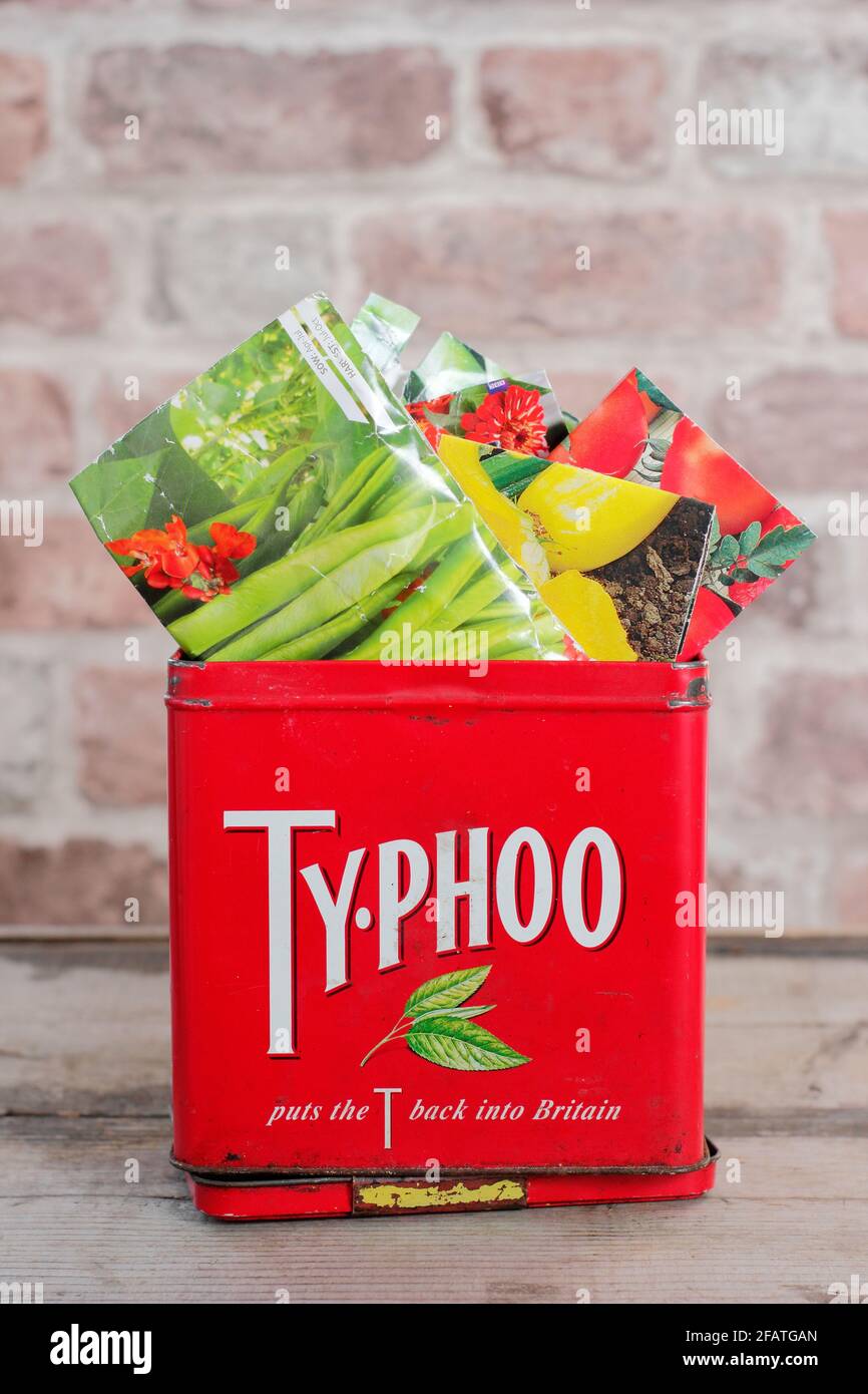 Gemüsesaatgut-Pakete in einem Zinnbehälter gelagert. VEREINIGTES KÖNIGREICH Stockfoto