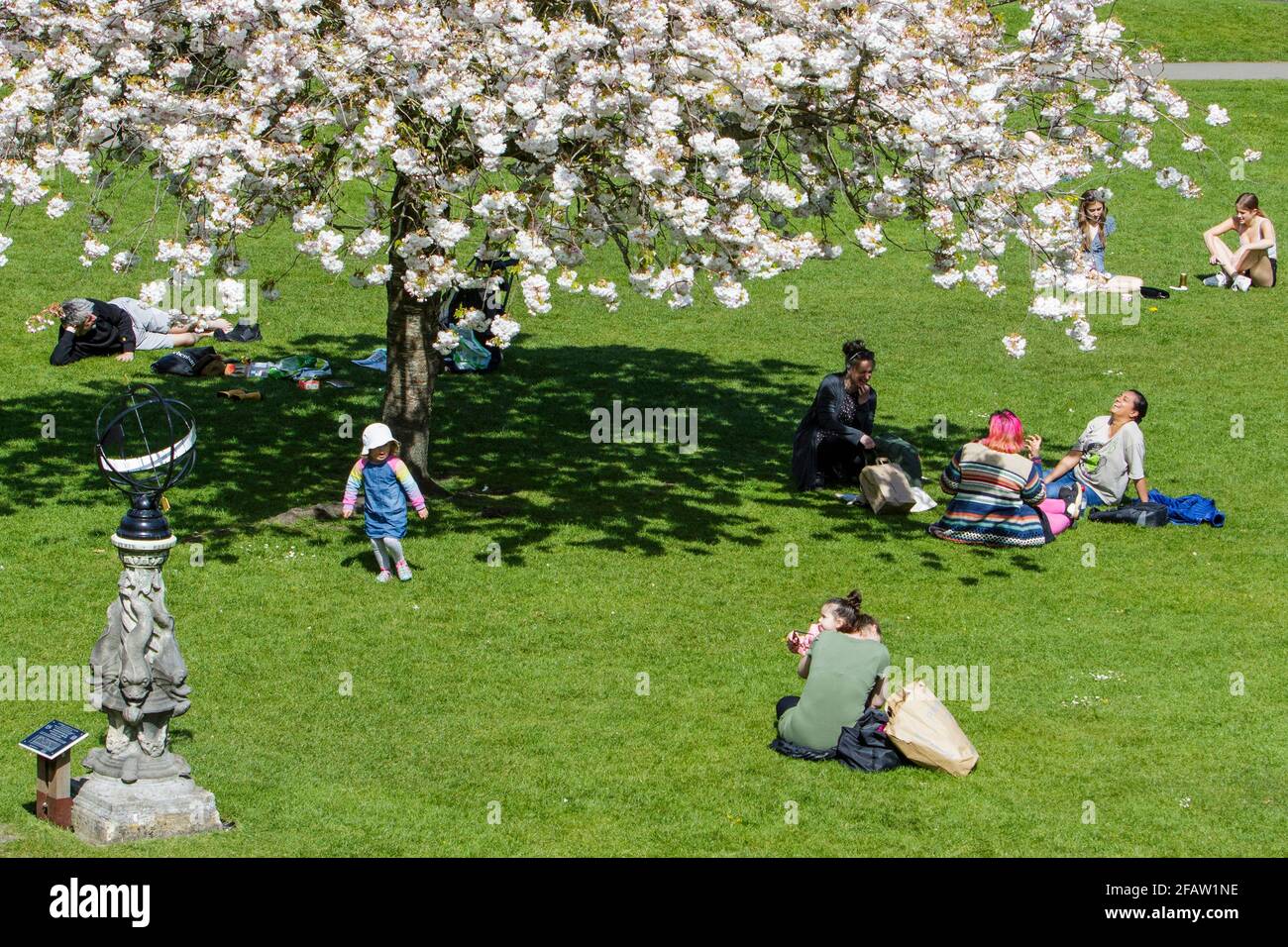 Bath, Somerset, Großbritannien, 23. April 2021. Die Prognosen sagen voraus, dass das warme Wetter bis zum Wochenende andauern wird. Besucher der Parade Gardens in Bath können sich die warme Nachmittagssonne zunutze machen. Quelle: Lynchpics/Alamy Live News Stockfoto