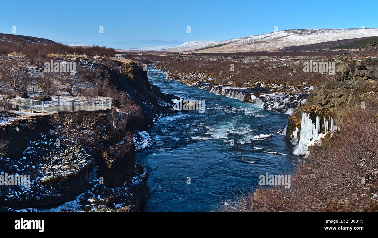 Schöne Aussicht auf die Hraunfossar-Kaskaden (isländisch: Lavafälle) bei Húsafell im Westen Islands am sonnigen Wintertag mit wildem Fluss. Stockfoto