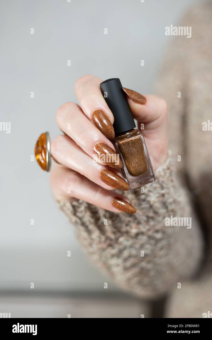 Bronze nail polish -Fotos und -Bildmaterial in hoher Auflösung – Alamy