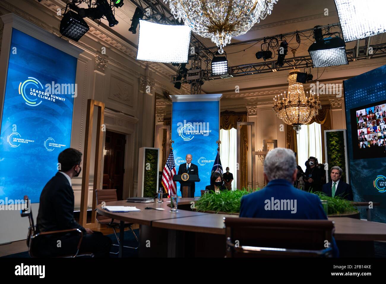 Der US-Präsident Joe Biden hält am 23. April 2021 im Ostsaal des Weißen Hauses in Washington DC eine Rede während der „Session 5: The Economic Opportunities of Climate Action“ des virtuellen Klimagipfels der Staats- und Regierungschefs. Quelle: Anna Moneymaker/Pool via CNP - weltweite Nutzung Stockfoto