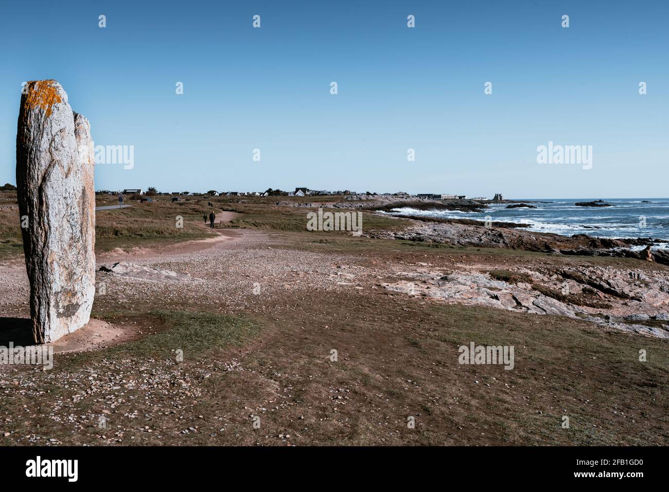 Menhir mit Blick auf das Meer auf Quiberon Stockfoto