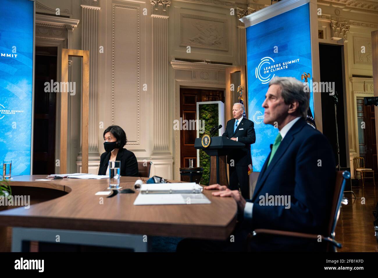 Der US-Präsident Joe Biden hält am 23. April 2021 im Ostsaal des Weißen Hauses in Washington DC eine Rede während der „Session 5: The Economic Opportunities of Climate Action“ des virtuellen Klimagipfels der Staats- und Regierungschefs. Quelle: Anna Moneymaker/Pool via CNP - weltweite Nutzung Stockfoto