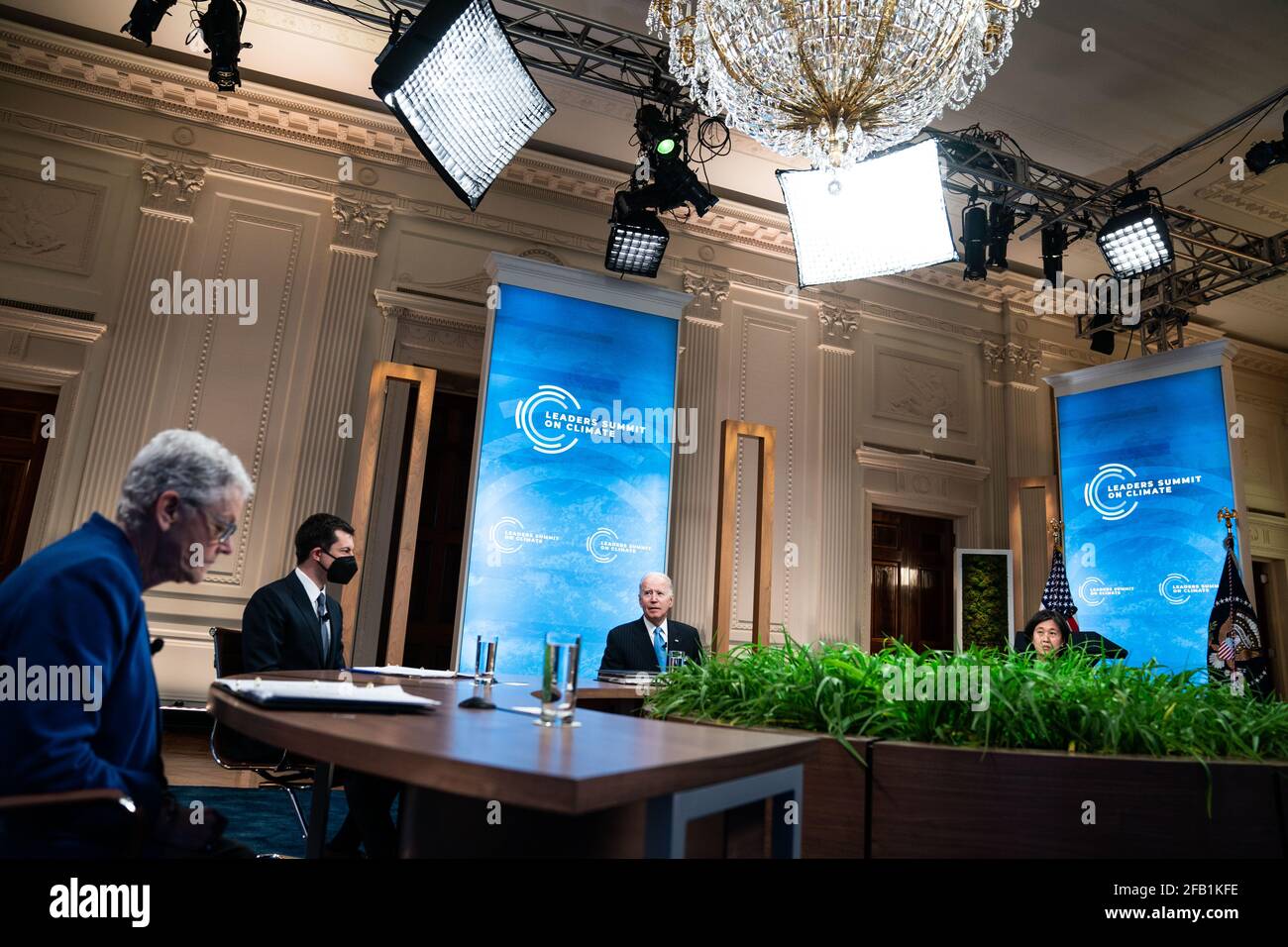 Der US-Präsident Joe Biden hält am 23. April 2021 im Ostsaal des Weißen Hauses in Washington DC eine Rede während der „Session 5: The Economic Opportunities of Climate Action“ des virtuellen Klimagipfels der Staats- und Regierungschefs. Quelle: Anna Moneymaker/Pool via CNP - weltweite Nutzung Stockfoto