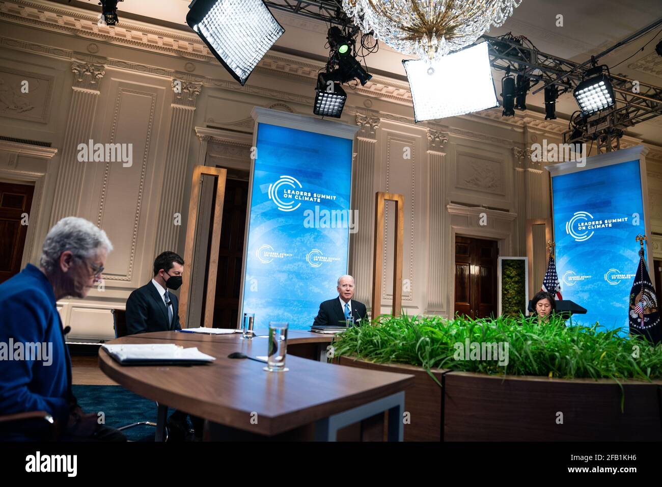 Der US-Präsident Joe Biden hält am 23. April 2021 im Ostsaal des Weißen Hauses in Washington DC eine Rede während der „Session 5: The Economic Opportunities of Climate Action“ des virtuellen Klimagipfels der Staats- und Regierungschefs. Quelle: Anna Moneymaker/Pool via CNP - weltweite Nutzung Stockfoto