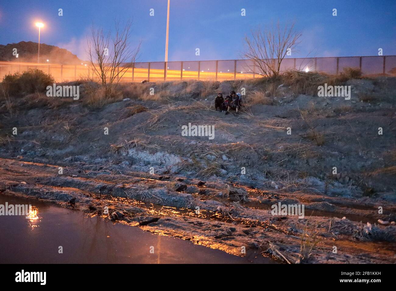 Juarez, Mexiko. März 2021. Eine guatemaltekische Frau und ihre beiden Kinder überquerten illegal den Rio Grande, um politisches Asyl in den Vereinigten Staaten zu beantragen (Foto: David Peinado/Pacific Press/Sipa USA) Quelle: SIPA USA/Alamy Live News Stockfoto