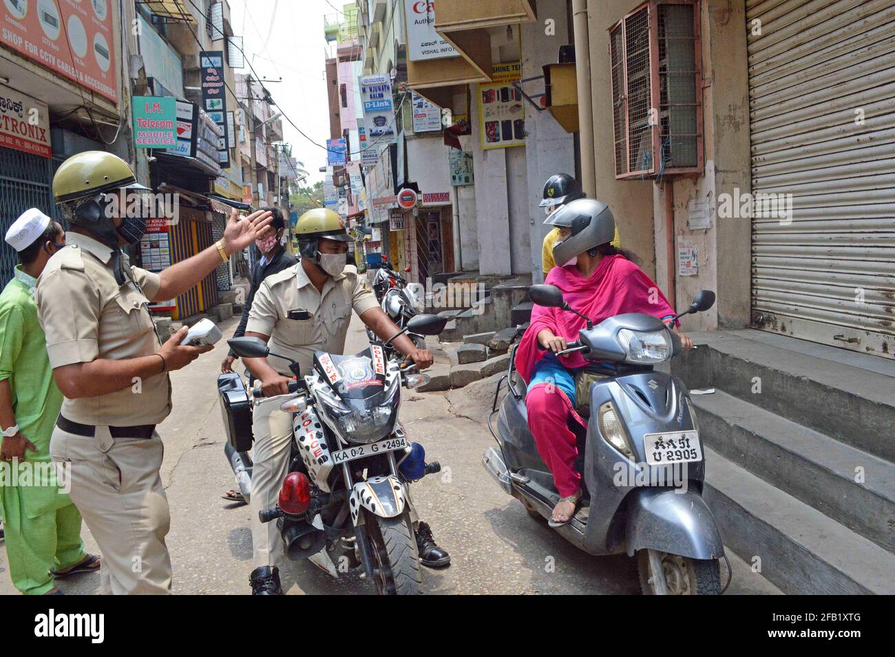 Bangalore, Indien. April 2021. Die Polizei schloss kommerzielle und nicht unbedingt erforderliche Geschäfte, da neue COVID-19-Beschränkungen auferlegt werden, um die rapide Spiralkette von Coronavirus-Infektionen zu beschneiden, in Bangalore, Indien, 23. April 2021. Quelle: Str/Xinhua/Alamy Live News Stockfoto