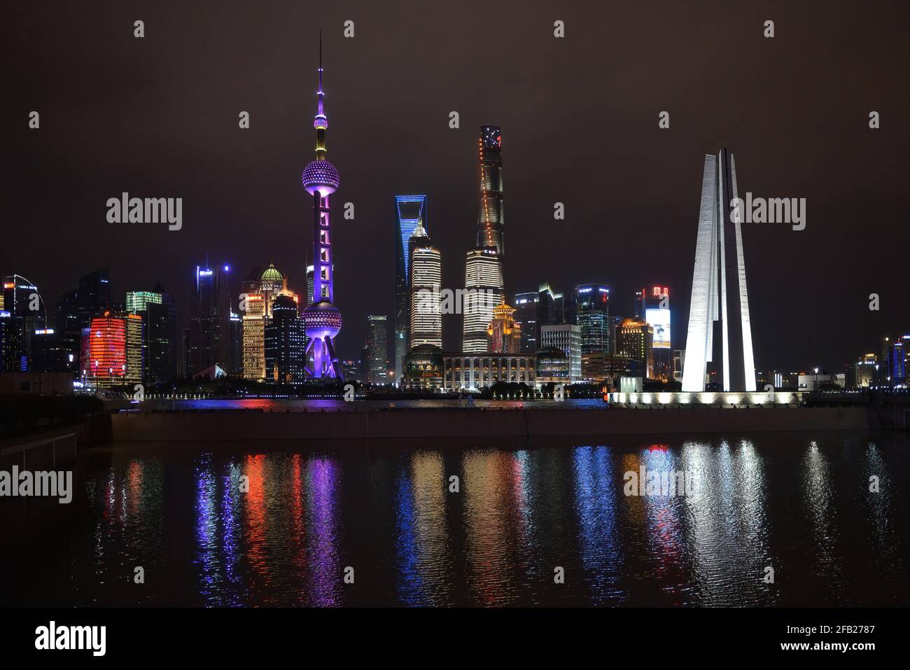 Shanghai, China - 18. November 2017: Das Denkmal für die Helden des Volkes aus dem Bund mit der Skyline von Pudong im Hintergrund, gegenüber dem Hu Stockfoto