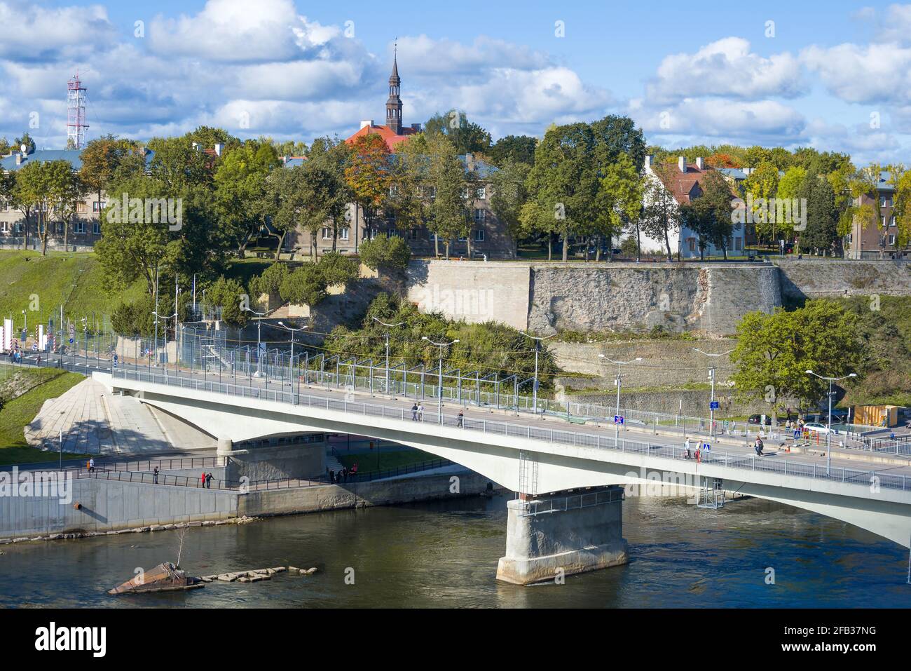 NARVA, ESTLAND - 27. SEPTEMBER 2015: Grenzbrücke der Freundschaft vor dem Hintergrund des Stadtbildes an einem sonnigen Septembertag Stockfoto