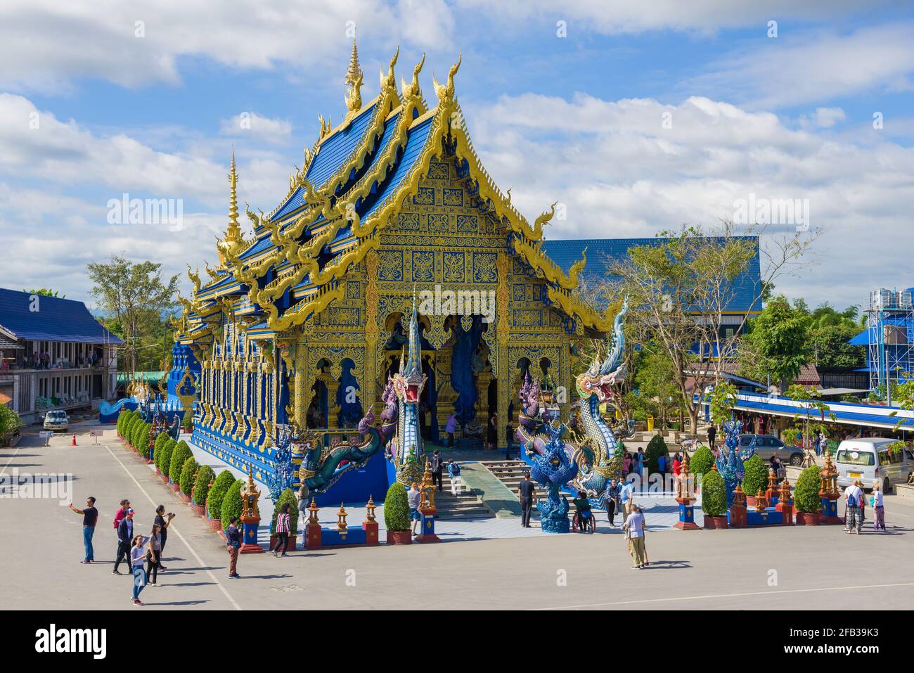 CHIANG RAI, THAILAND - 17. DEZEMBER 2018: Blick von Ucosot auf den buddhistischen Tempel Wat Rong Sear Tean (Blauer Tempel) an einem sonnigen Tag Stockfoto