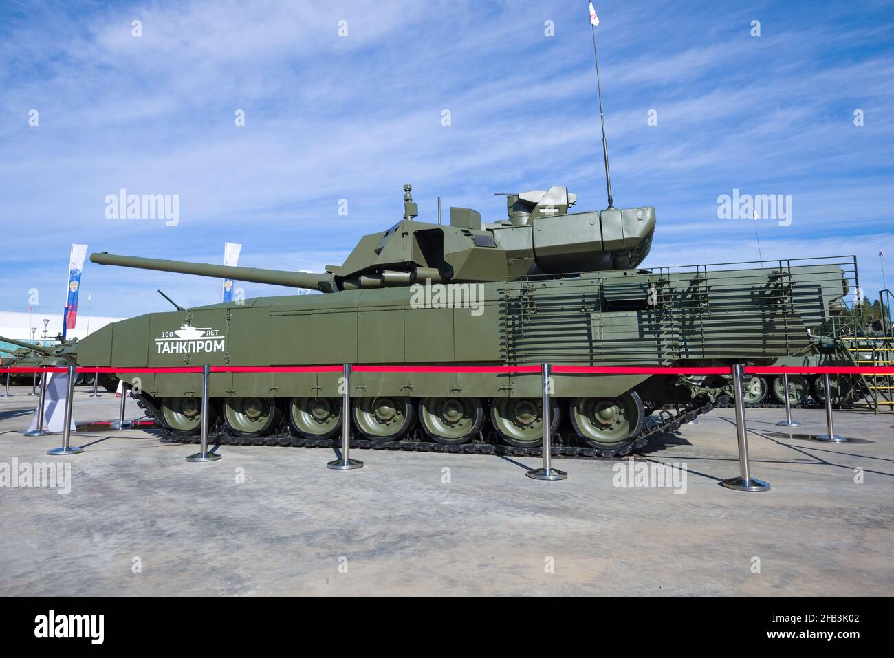 REGION MOSKAU, RUSSLAND - 27. AUGUST 2020: Russischer neuester Panzer 'Armata' T-14 beim internationalen Militärforum 'Army-2020'. Seitenansicht Stockfoto