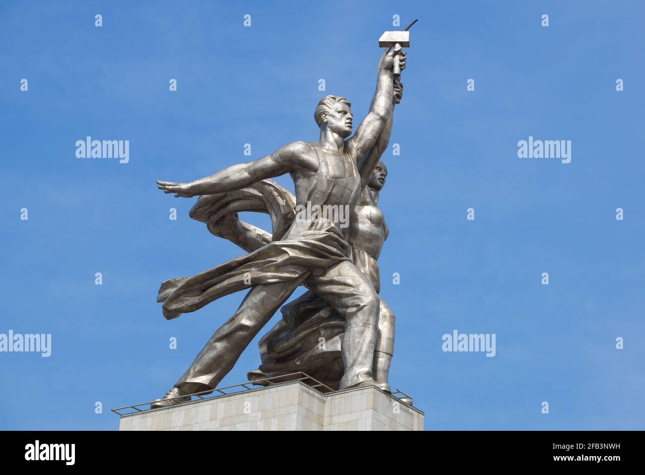 MOSKAU, RUSSLAND - 14. APRIL 2021: Sowjetisches Denkmal "Arbeiter und Kolchosbäuerin" vor dem Hintergrund des blauen Himmels Stockfoto