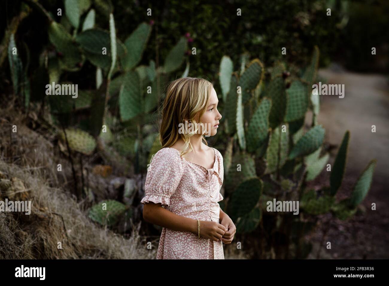Junges Mädchen, das im Desert Garden in San Diego steht Stockfoto