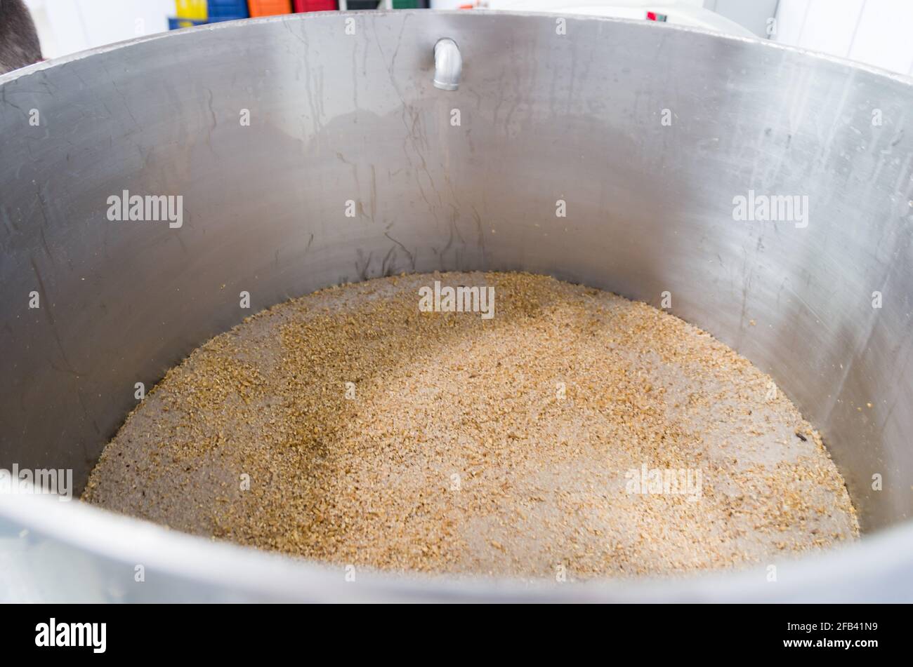 Herstellung von Craft Bier, Edelstahl hausbraumaschinen, Umwälzpumpen des Most. Stockfoto