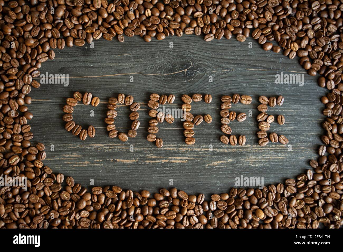 Kaffeebohne auf schwarzem Hintergrund Stockfoto