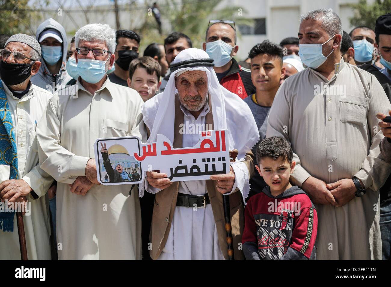 Der alte Palästinenser, der während einer Kundgebung im Lager Jabalia im nördlichen Gazastreifen nach nächtlichen Zusammenstößen in Ostjerusalem ein Plakat mit seiner Meinung hielt, Von Israel annektiert.die Behörden sagten, dass mehr als 100 Palästinenser und 20 israelische Polizisten bei Zusammenstößen über Nacht im besetzten Ostjerusalem verletzt wurden, als vor dem Eingang der ummauerten Altstadt Gewalt ausbrach, nachdem die Polizei den Zugang zu einigen Gebieten vereitelte, in denen sich Palästinenser während des Ramadan gewöhnlich in großer Zahl versammeln. Mit der Ankunft von Juden aus der extremen Rechten am Ende eines marsches, während dessen sie hassen, entfaßten Spannungen Stockfoto