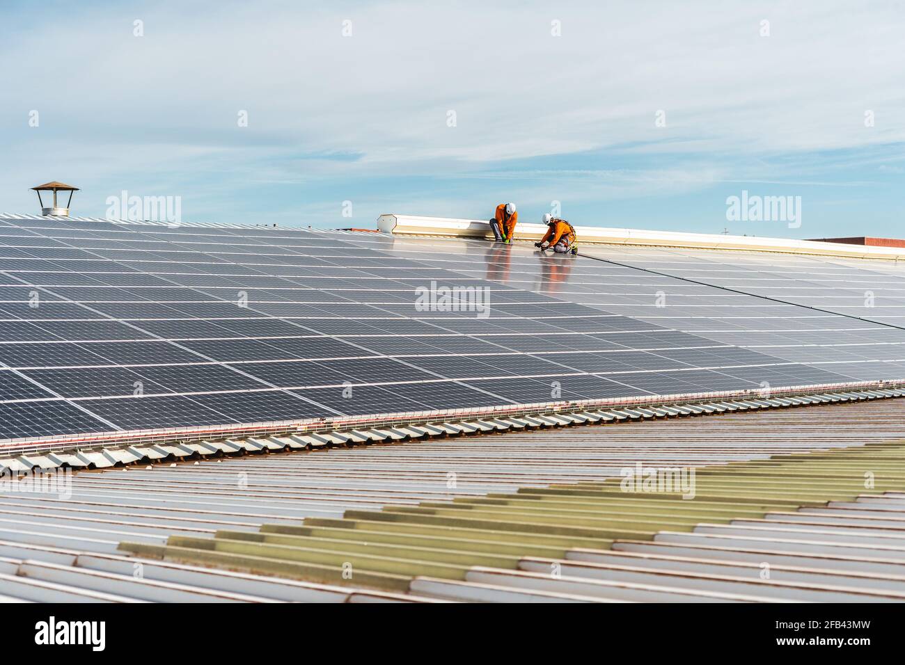 Nicht erkennbare Solarpanel-Techniker arbeiten in einer spanischen Fabrik Stockfoto