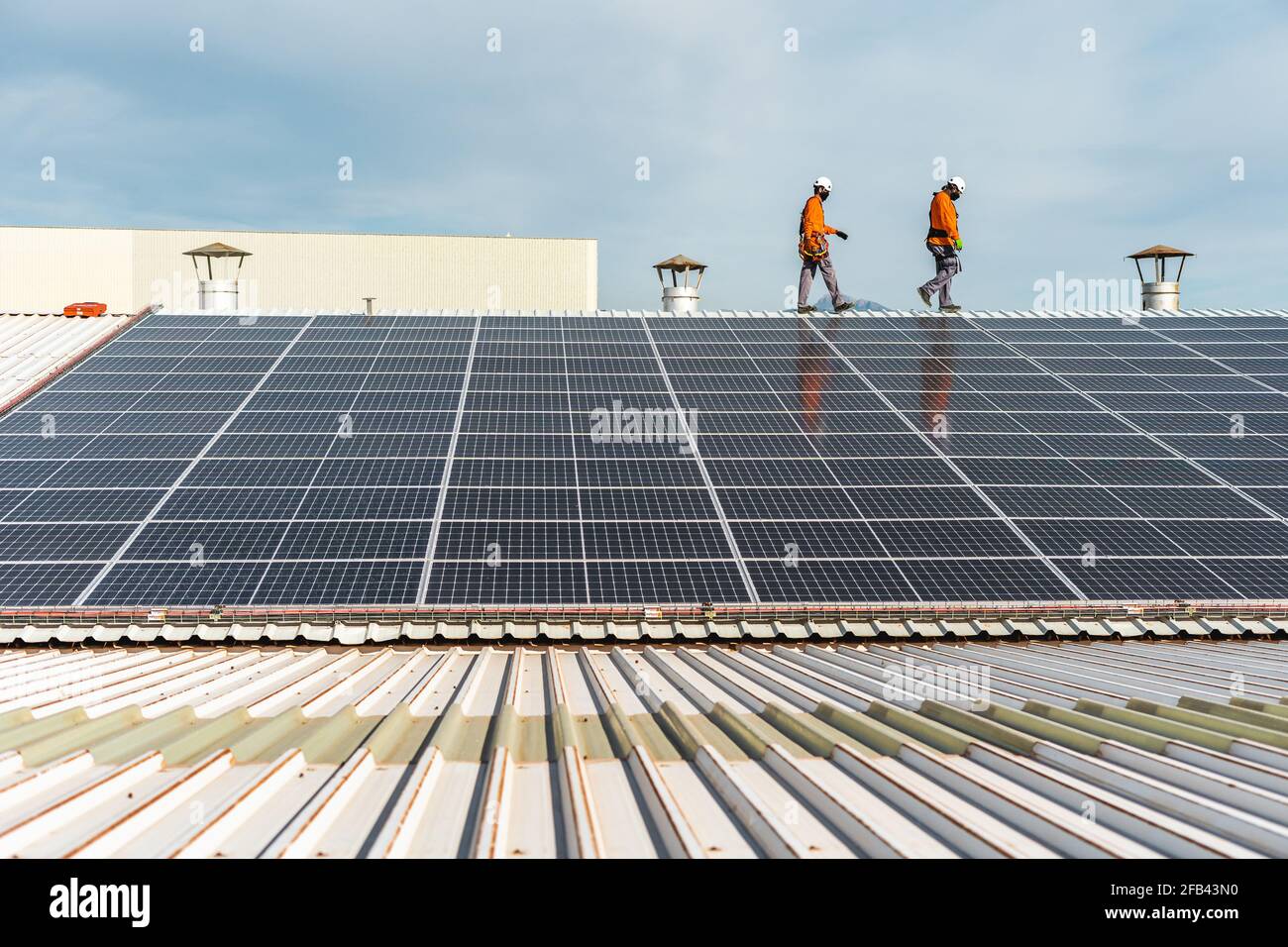 Nicht erkennbare Solarpanel-Techniker überprüfen eine spanische Fabrik Stockfoto