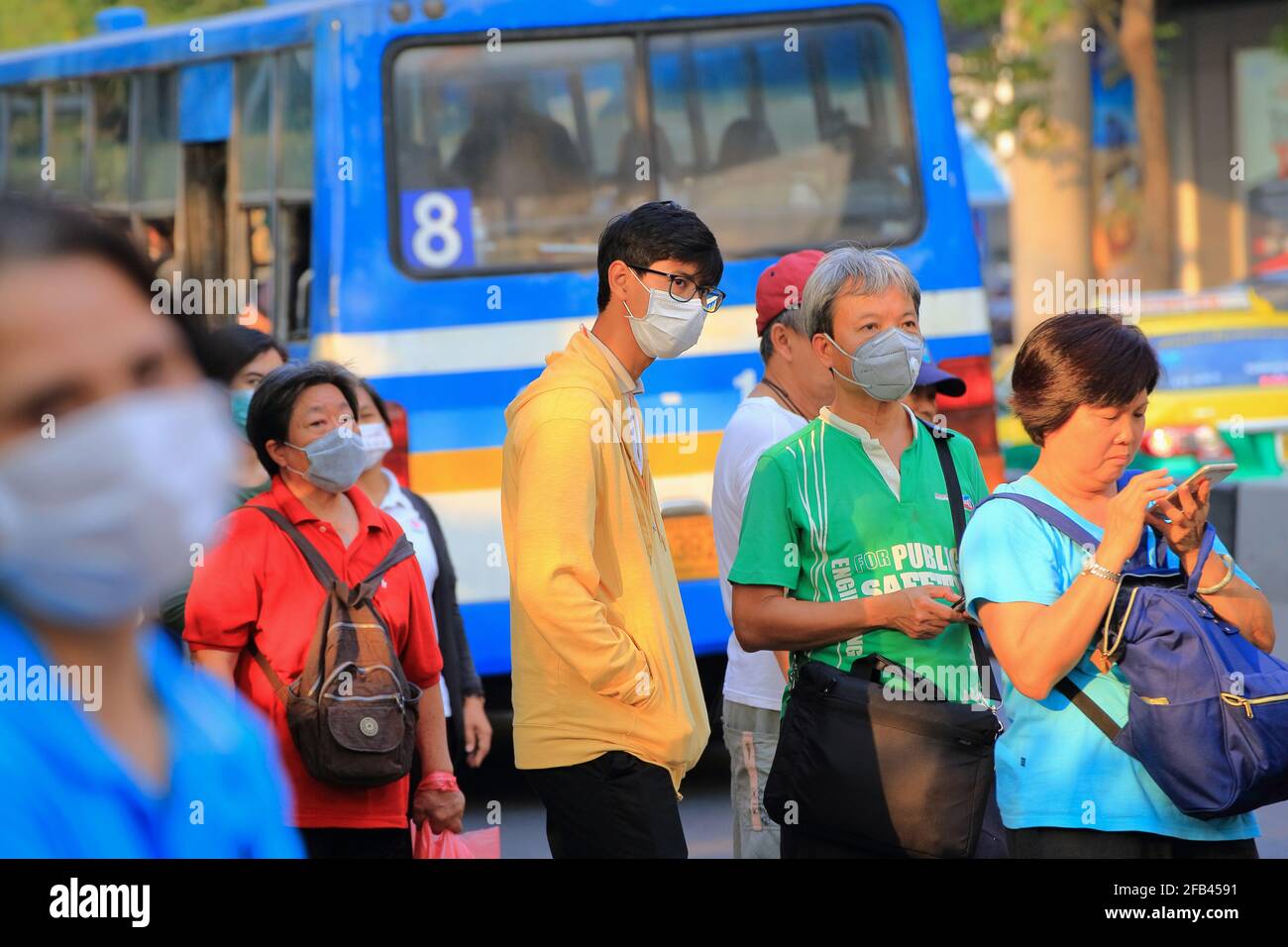 Bangkok - Thailand, 29. Feb 2020: Menschen, die medizinische Masken tragen, um Keime zu verhindern. Das Virus macht die Menschen besorgt. Stockfoto