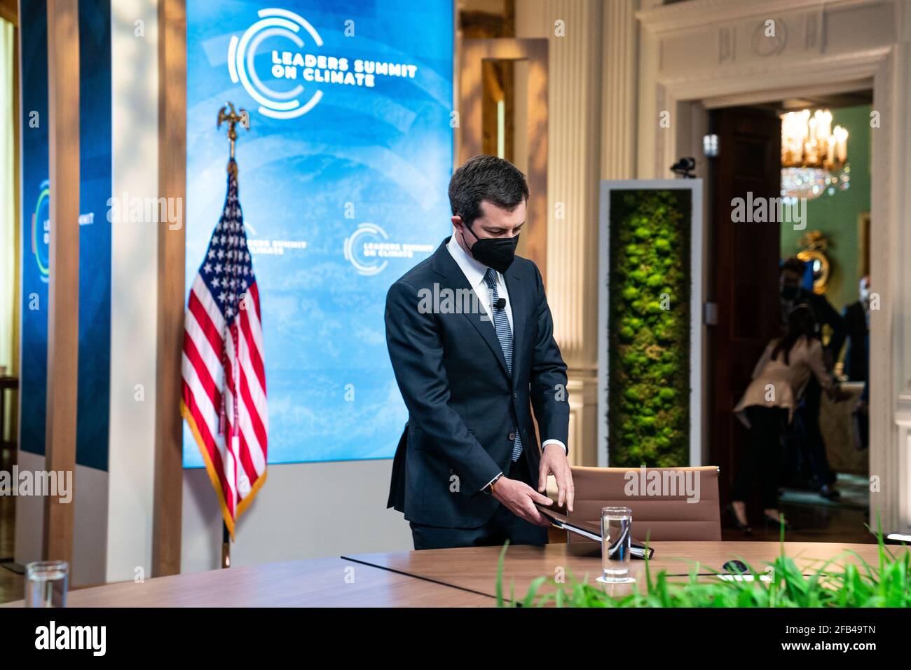 Der US-Verkehrsminister Pete Buttigieg kommt am 23. April 2021 in Washington DC zum virtuellen Gipfeltreffen der Staats- und Regierungschefs zum Thema Klima in den Ostraum des Weißen Hauses. Quelle: Anna Moneymaker/Pool via CNP /MediaPunch Stockfoto