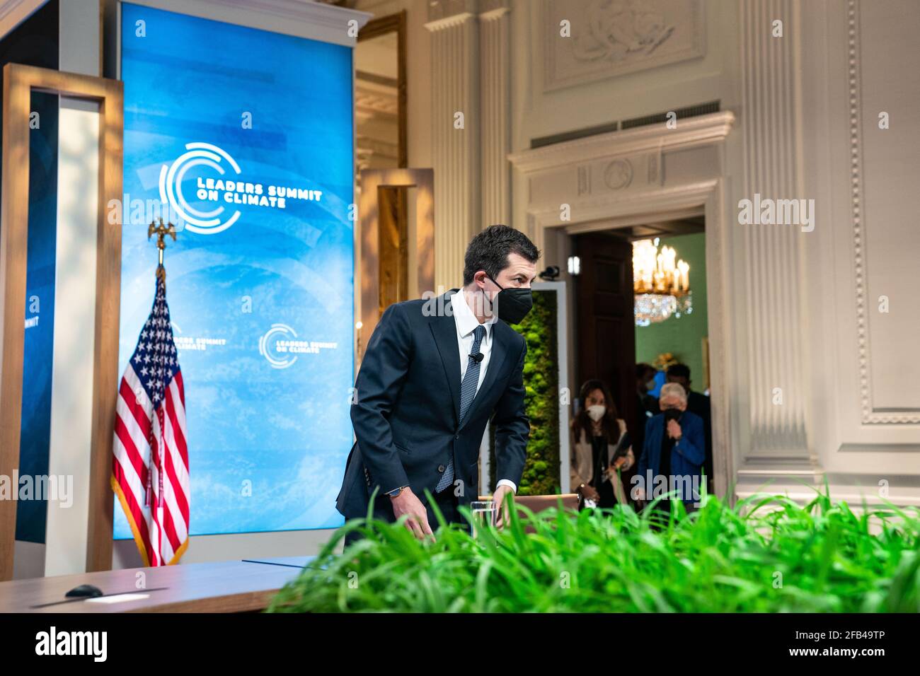Der US-Verkehrsminister Pete Buttigieg kommt am 23. April 2021 in Washington DC zum virtuellen Gipfeltreffen der Staats- und Regierungschefs zum Thema Klima in den Ostraum des Weißen Hauses. Quelle: Anna Moneymaker/Pool via CNP /MediaPunch Stockfoto