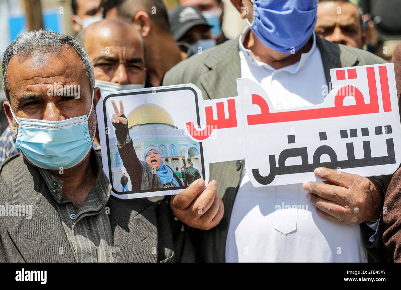 Der palästinensische Protestierende, der während einer Kundgebung im Lager Jabalia im nördlichen Gazastreifen nach nächtlichen Zusammenstößen in Ostjerusalem ein Plakat mit seiner Meinung hielt, Von Israel annektiert.die Behörden sagten, dass mehr als 100 Palästinenser und 20 israelische Polizisten bei Zusammenstößen über Nacht im besetzten Ostjerusalem verletzt wurden, als vor dem Eingang der ummauerten Altstadt Gewalt ausbrach, nachdem die Polizei den Zugang zu einigen Gebieten vereitelte, in denen sich Palästinenser während des Ramadan gewöhnlich in großer Zahl versammeln. Mit der Ankunft von Juden aus der extremen Rechten am Ende eines marsches, während dessen sie sich aufmachten, entfaßten Spannungen Stockfoto