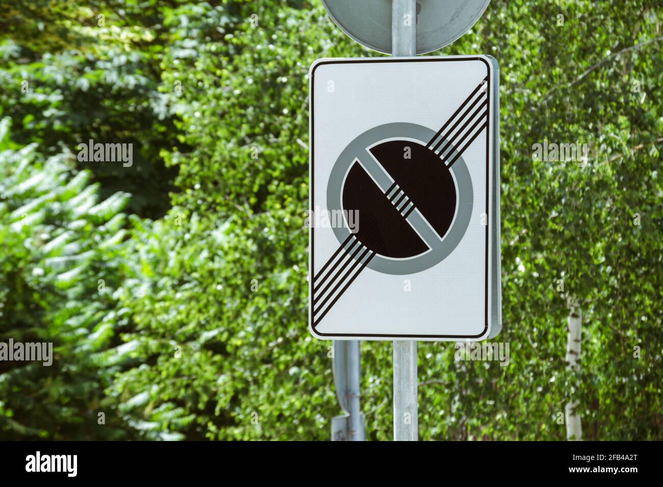 Ende der Fußgängerzone Zeichen auf verschwommenem Laub Hintergrund Stockfoto