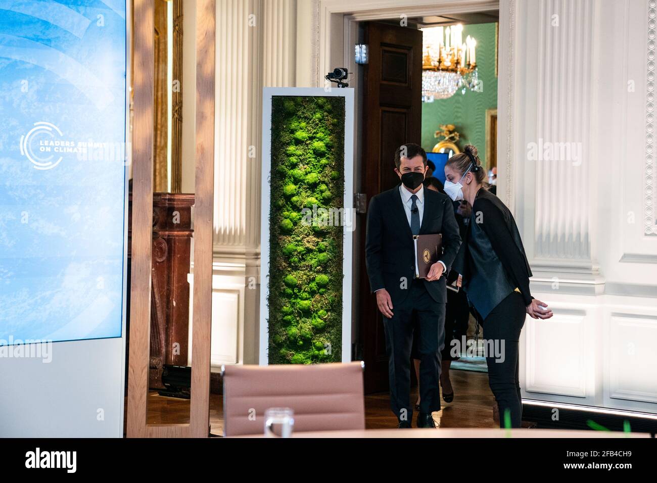 Der US-Verkehrsminister Pete Buttigieg kommt am 23. April 2021 in Washington DC zum virtuellen Gipfeltreffen der Staats- und Regierungschefs zum Thema Klima in den Ostraum des Weißen Hauses. Quelle: Anna Moneymaker / Pool via CNP /MediaPunch Stockfoto