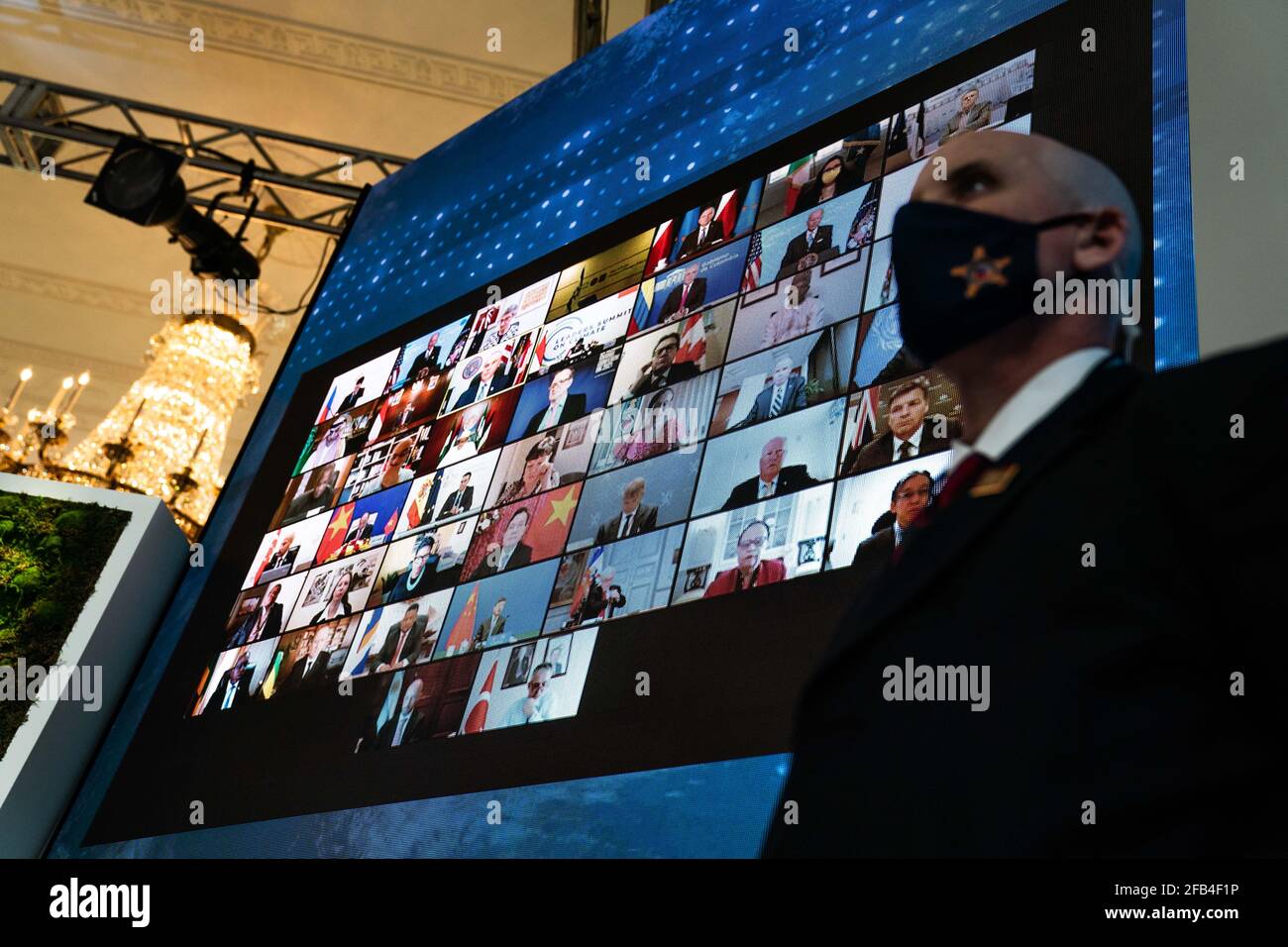 Weltführer werden auf einem Bildschirm im Ostraum des Weißen Hauses während des virtuellen Klimagipfels der Staats- und Regierungschefs am 23. April 2021 in Washington DC angezeigt. Quelle: Anna Moneymaker / Pool via CNP /MediaPunch Stockfoto