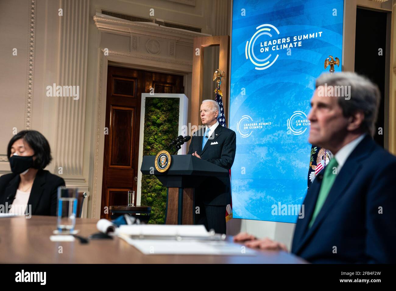 Der US-Präsident Joe Biden hält am 23. April 2021 im Ostsaal des Weißen Hauses in Washington DC eine Rede während der „Session 5: The Economic Opportunities of Climate Action“ des virtuellen Klimagipfels der Staats- und Regierungschefs. Quelle: Anna Moneymaker / Pool via CNP /MediaPunch Stockfoto